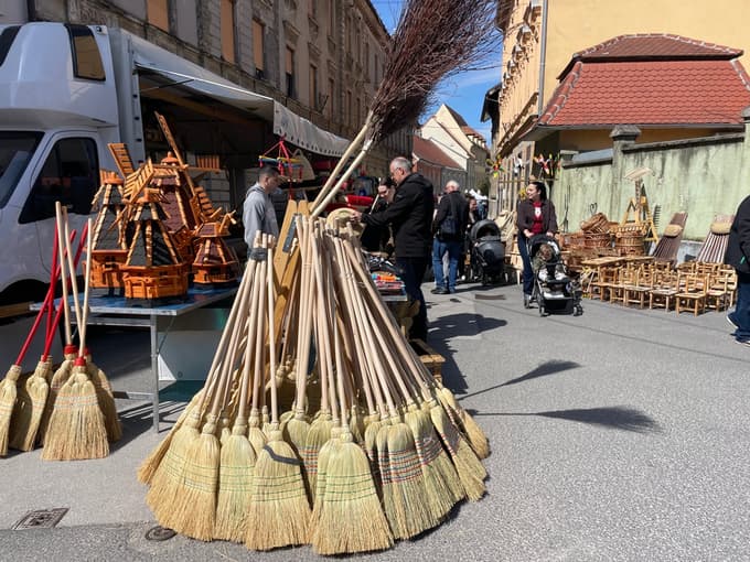 Med suho robo še vedno največ zanimanja za metle in kuhalnice.