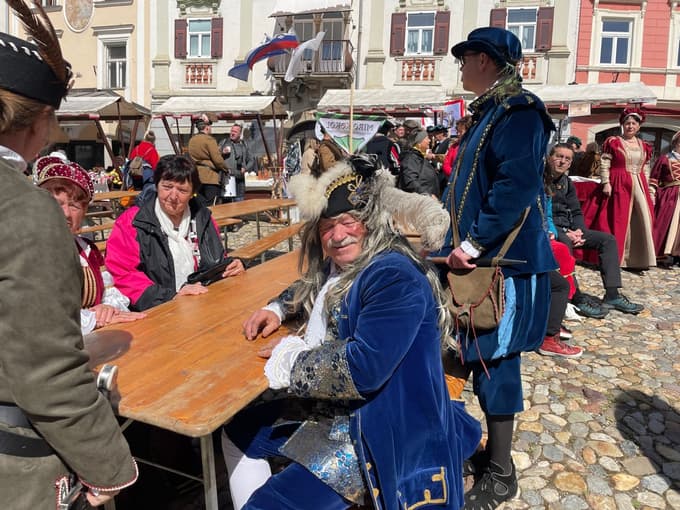 Poseben čar prazniku daje srednjeveški Jurjev sejem na Slovenskem trgu, kjer Društvo Cesarsko-kraljevi Ptuj obiskovalce popelje več stoletij nazaj.