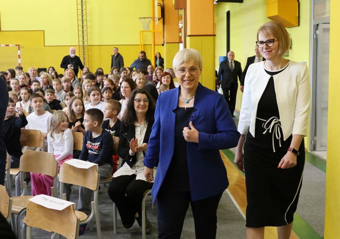 Nataša Pirc Musar v spremstvu ravnateljice Alenke Fingušt