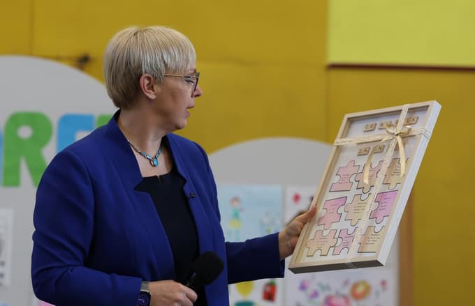 Učenci so predsednici uokvirili svoje ideje za njeno delo - tobogan iz vsake učilnice jo je navdušil.