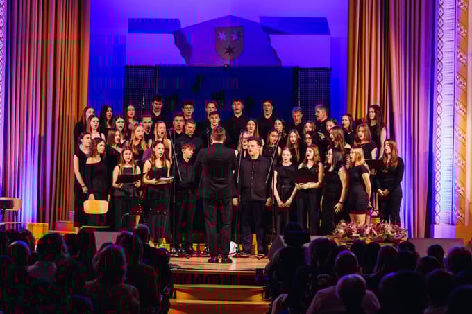 Na odru so se zvrstili številni nastopajoči. Na fotografiji Mešani mladinski pevski zbor Šolskega centra Celje pod vodstvom Matevža Pušnika,