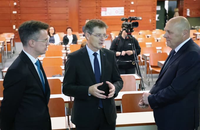 Maribor - odprtje razstave natečajnih elaboratov v okviru natečaja za izbiro strokovno najprimernejše rešitve za novogradnjo Fakultete za strojništvo in novogradnjo ter prenovo Fakultete za kemijo in kemijsko tehnologijo Univerze v Mariboru v sklopu platforme INNOVUM, zbrane bo med drugim nagovoril rektor Univerze v Mariboru Zdravko Kačič; fakulteta za gradbeništvo, prometno inženirstvo in arhitekturo - Matej Vesenjak, Zdravko Kačič in Zoran Novak -