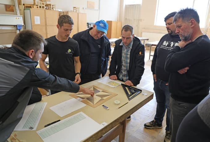 Lesarijada v Mariboru združila najboljše mlade lesarje Slovenije: Kdo obvlada pohorsko trikrako vez in kdo intarzijo