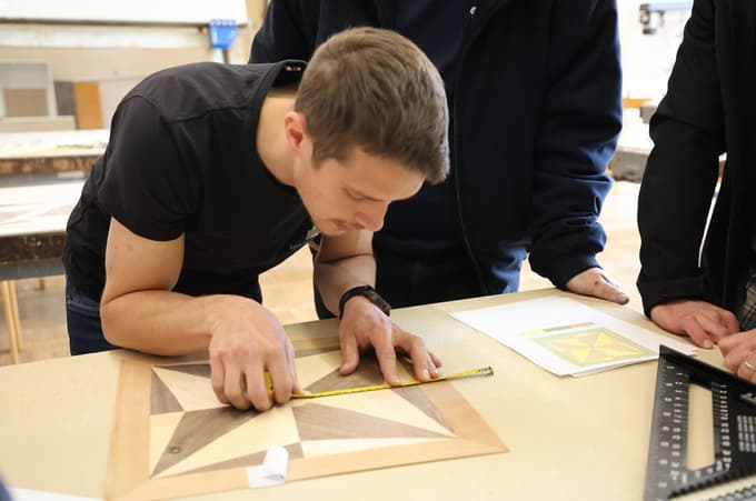 Lesarijada v Mariboru združila najboljše mlade lesarje Slovenije: Kdo obvlada pohorsko trikrako vez in kdo intarzijo