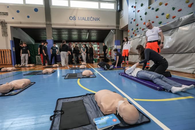 (FOTO) Vsaka minuta šteje: Tudi otroci se učijo reševati življenja