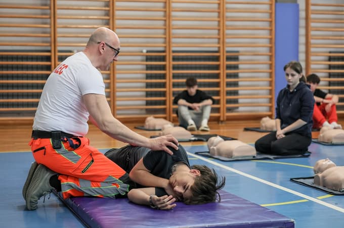 (FOTO) Vsaka minuta šteje: Tudi otroci se učijo reševati življenja