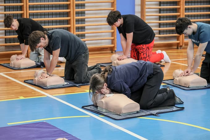 (FOTO) Vsaka minuta šteje: Tudi otroci se učijo reševati življenja