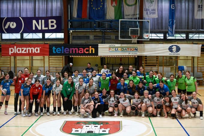 Udeleženke rokometnega turnirja.