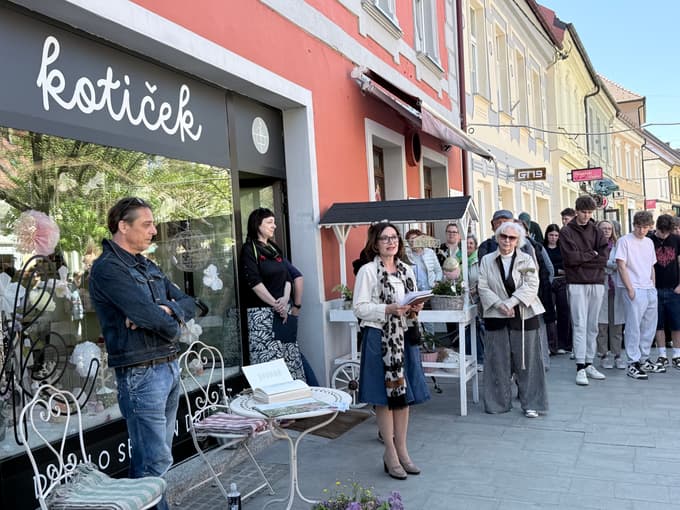 (FOTO) Poezija za mir: Štamulak v Slovenj Gradcu predstavil projekt "Pet do dvanajstih"