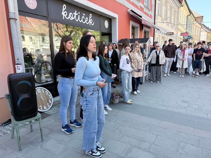 (FOTO) Poezija za mir: Štamulak v Slovenj Gradcu predstavil projekt "Pet do dvanajstih"