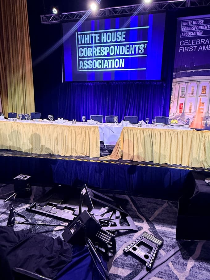 (FOTO, VIDEO) Strelski incident med večerjo Združenja dopisnikov Bele hiše, Trumpa in prvo damo tajna služba evakuirala