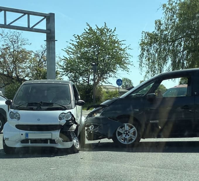 (FOTO) Voznica odvzela prednost drugemu vozniku, ki je dopoldne vozil pod vplivom alkohola