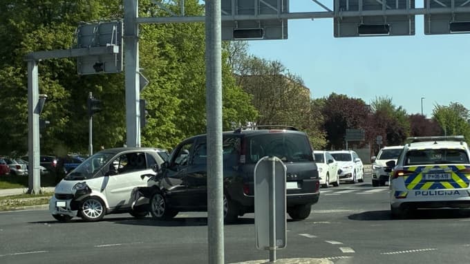 (FOTO) Voznica odvzela prednost drugemu vozniku, ki je dopoldne vozil pod vplivom alkohola