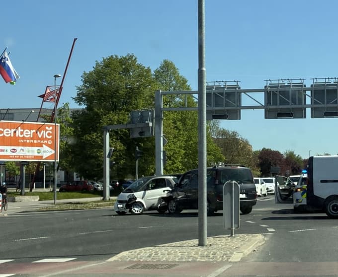 (FOTO) Voznica odvzela prednost drugemu vozniku, ki je dopoldne vozil pod vplivom alkohola