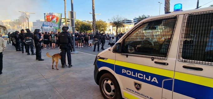 (FOTO) Po porazu Olimpije v Kopru: Policija uporabila 19 prisilnih sredstev, nekaj navijačev dolgo ne bo videlo zelenice