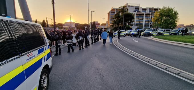 (FOTO) Po porazu Olimpije v Kopru: Policija uporabila 19 prisilnih sredstev, nekaj navijačev dolgo ne bo videlo zelenice