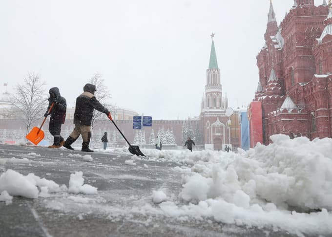 (FOTO) Zaradi snega v Moskvi odpovedanih več letov