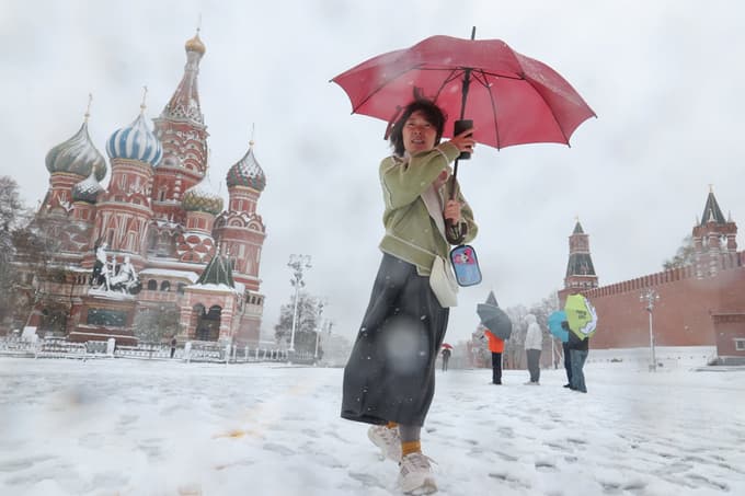 (FOTO) Zaradi snega v Moskvi odpovedanih več letov