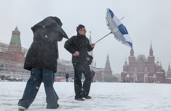 (FOTO) Zaradi snega v Moskvi odpovedanih več letov
