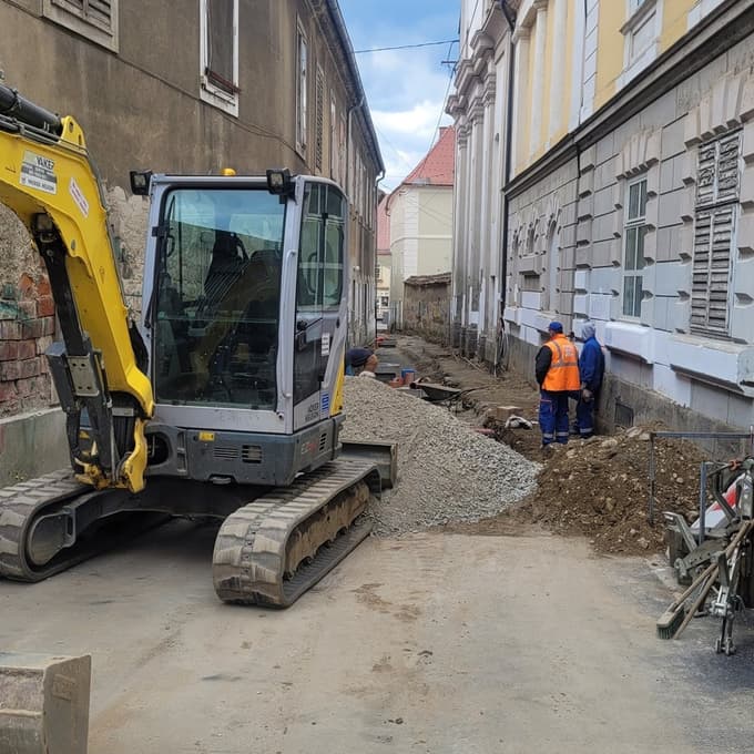 Med urejanjem Gospejne ulice v Mariboru našli srednjeveško glineno peč