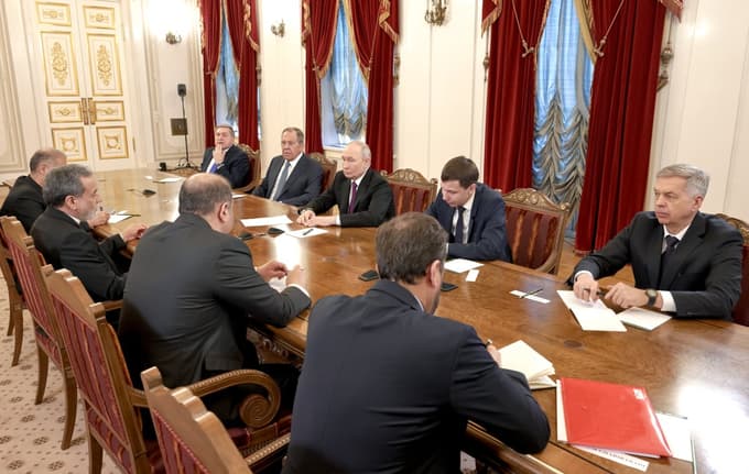 (FOTO) Putin zagotovil Teheranu nadaljnjo podporo Rusije