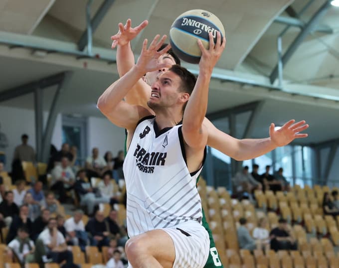 Luka Božak je prispeval 16 točk.