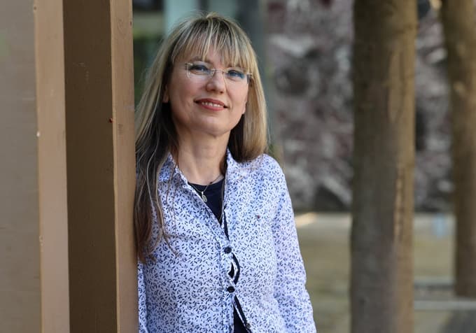 Ana Koritnik: "Vsa besedila, ki jih pošljemo na natečaje in tekmovanja, napišejo v šoli. Danes, ko tudi mladi že uporabljajo umetno inteligenco, se mi to zdi zelo pomembno."