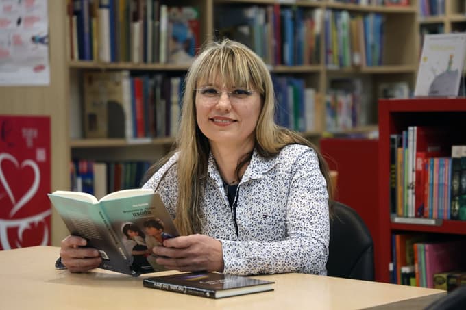 Ana Koritnik: "Če nekdo bere, kar ga zanima, raje bere, kot pa da mora brati nekaj po navodilu. Po mojem mnenju bi morali najti neko ravnotežje med kanonom oziroma predpisanim branjem in svobodno izbiro."