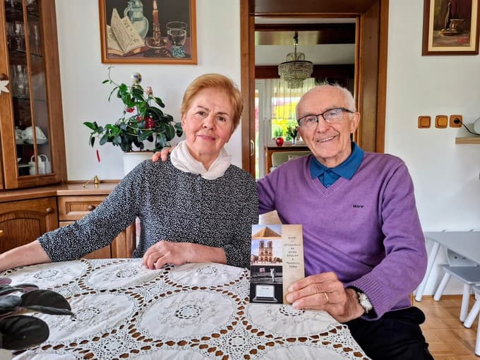 Alojz Filipič s knjižico svojih pisem in soprogo Marijo