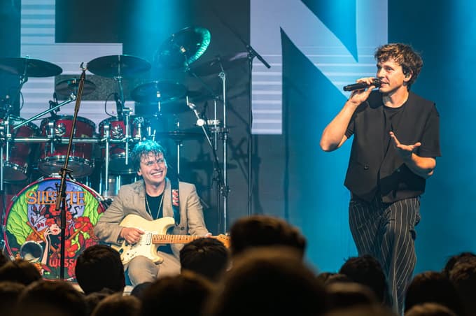 Brata Karamehmedović. Frontman Tibor piše glasbo, Sanin na kitari je zadolžen za besedila.