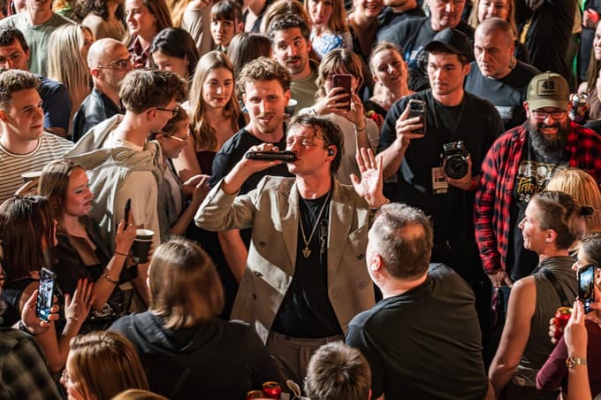 Kitarist in vokalist, najbolj prepoznavno ime in obraz banda Tibor Karamehmedović.