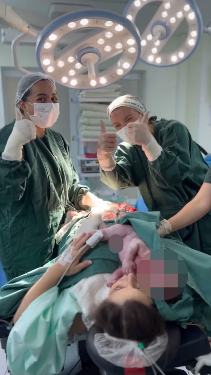 (FOTO) Prizor, ki je obkrožil svet: Pričakoval je rojstvo otroka, a je na koncu sam potreboval zdravniško pomoč