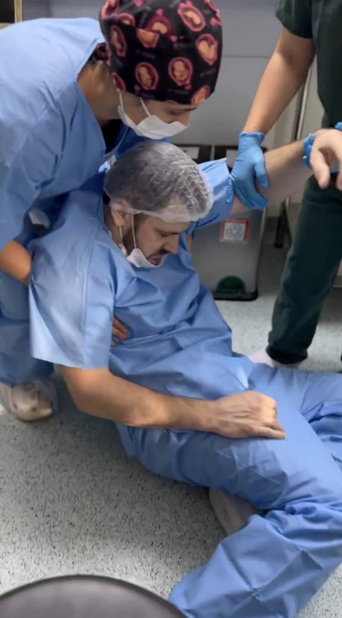 (FOTO) Prizor, ki je obkrožil svet: Pričakoval je rojstvo otroka, a je na koncu sam potreboval zdravniško pomoč