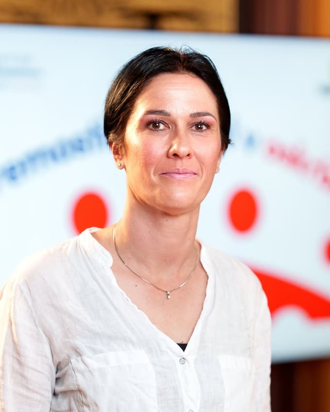 Tina Štrumelj pojasnjuje, da je cilj vadbe izboljšanje ravnotežja, nadzora gibanja in zmanjšanje tveganja za padce.