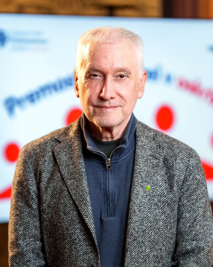 "Medicina je od 60. let prejšnjega stoletja, ko so odkrili mehanizem pomanjkanja dopamina, na tem področju zelo uspešna. Zato se lahko v bolnikovo prihodnost zazremo optimistično in mu povemo, da so lahko pred njim še desetletja dobrega življenja," je med drugim povedal Zvezdan Pirtošek. 
