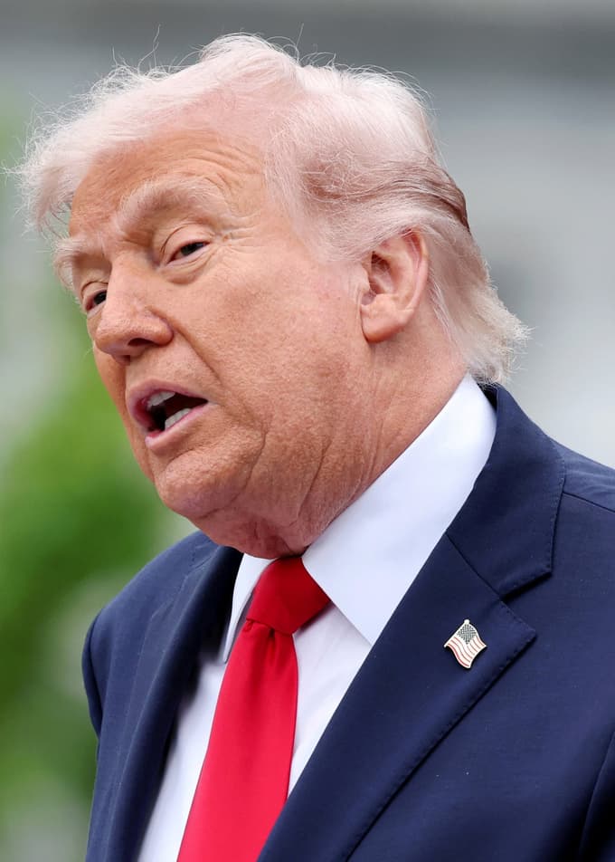 Biti Donald Trump: "Ves čas govori o tem, da je najmočnejša oseba, kar jih je kdajkoli živelo"