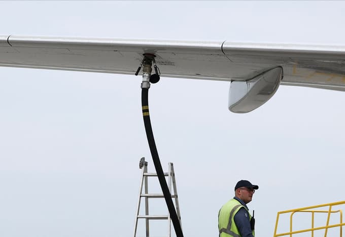 Nekatere letalske družbe so bile zaradi pomanjkanja goriva že primorane prizemljiti svoja letala.
