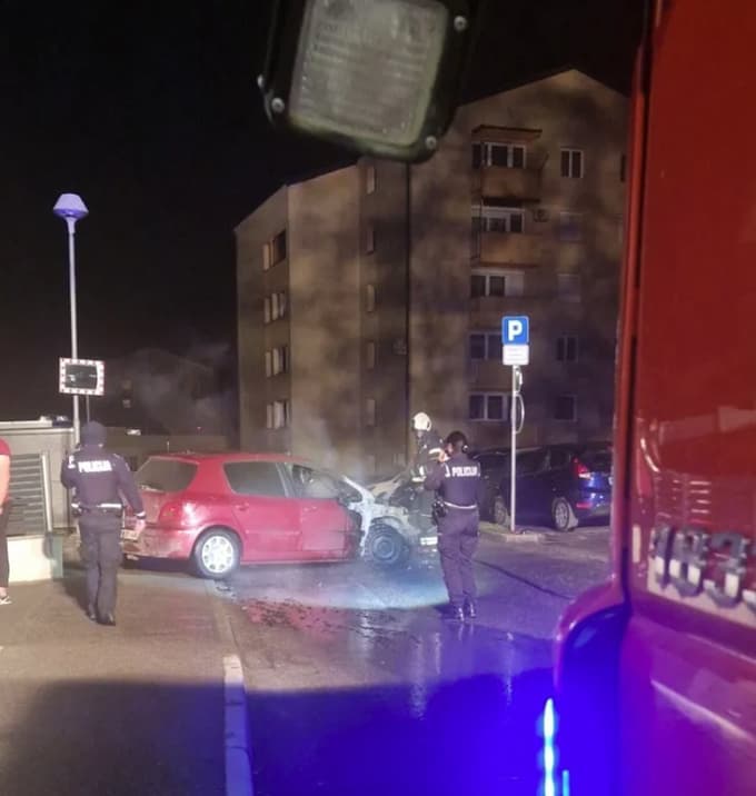 (FOTO) Soseda slišala, da naj bi nekdo pritiskal na gas, nato je počilo in avto so zajeli plameni
