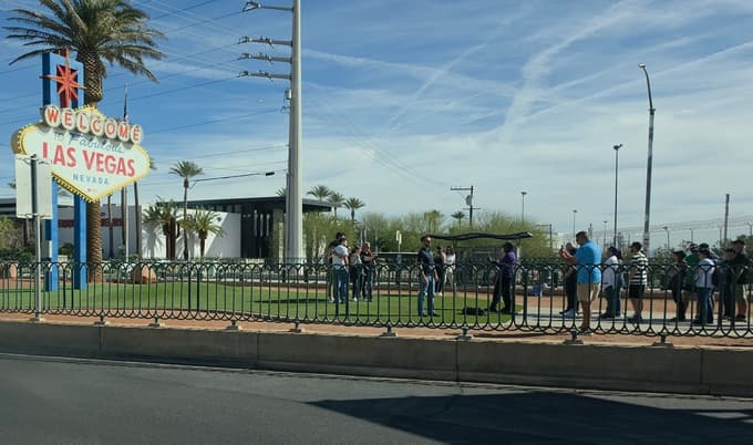 Nepregledna vrsta turistov za obvezno fotografijo pred znakom Welcome to Las Vegas.
