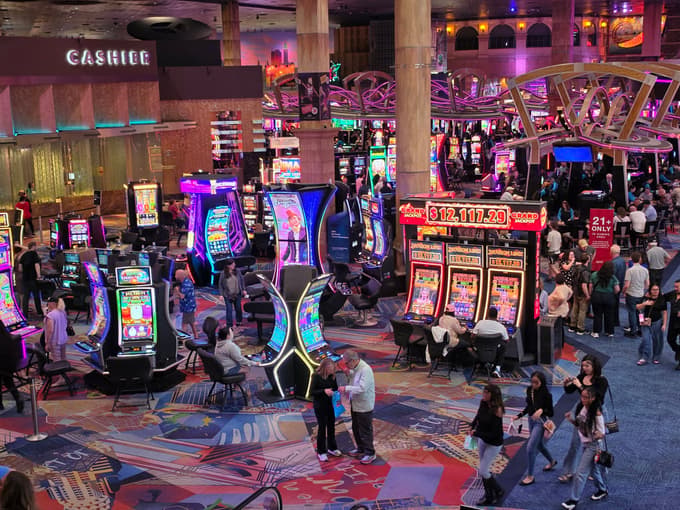 Od recepcije do sobe - gosti vseh večjih hotelov morajo iti skozi casino