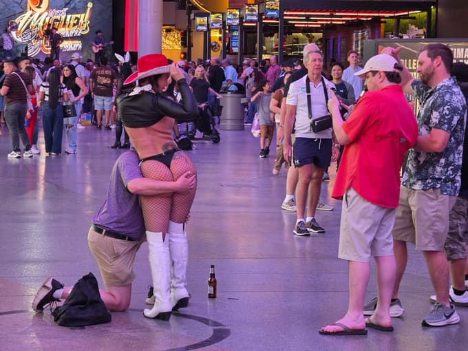 Performerke na Fremont street lahko stojijo le na določenih mestih.