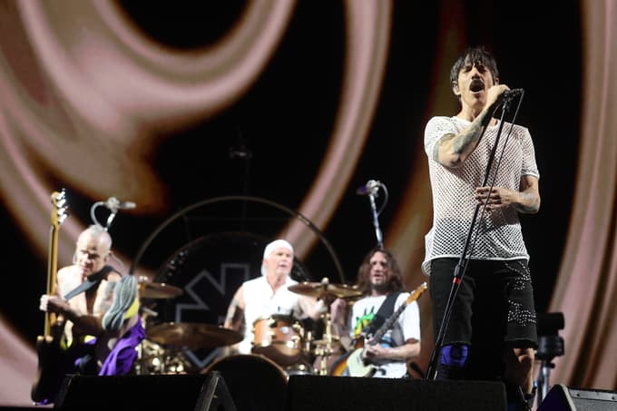 Kiedis je frontman rock skupine Red Hot Chili Peppers. 