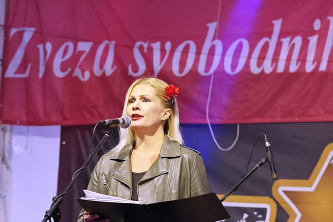 Saška Kiara Kumer: "Kapital nas sili v tekmovanje med sabo, v razmišljanje, da moramo poskrbeti le zase. A zgodovina nas uči nekaj povsem drugega – kot družba smo preživeli zato, ker smo znali stopiti skupaj."