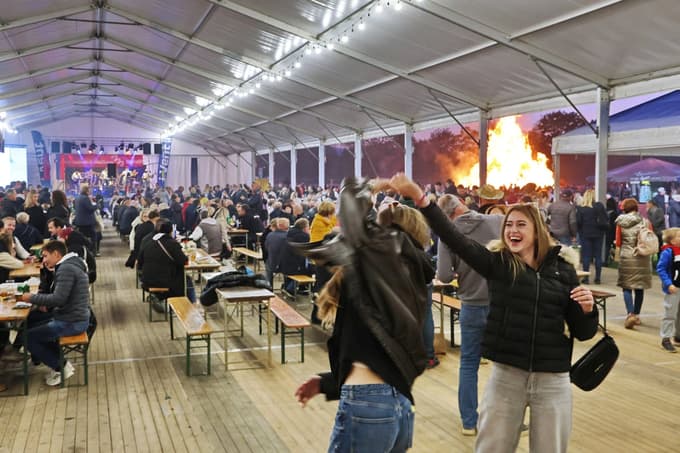 Zabava se je nadaljevala dolgo v noč.