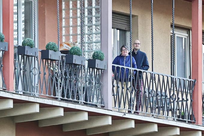 Z balkona sta prisluhnila budnici. 
