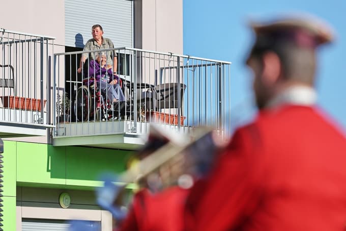 Nekateri so na balkonih Doma pod Gorco zapeli, drugi so zaplesali. 