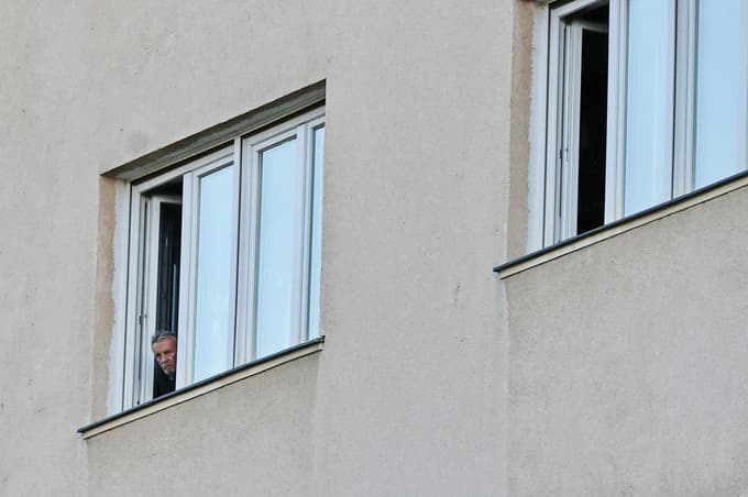 Nekateri so godbenike sramežljivo opazovali skozi priprta okna.