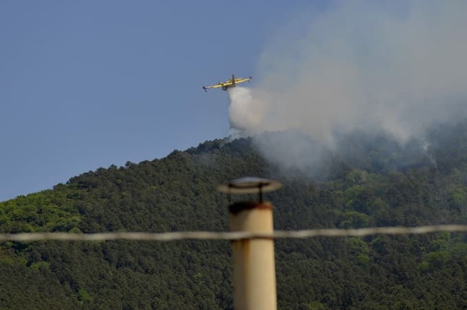 (FOTO) V Toskani zaradi obsežnega požara evakuirali več tisoč ljudi, veter še naprej podžiga plamene