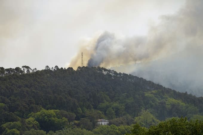 (FOTO) V Toskani zaradi obsežnega požara evakuirali več tisoč ljudi, veter še naprej podžiga plamene