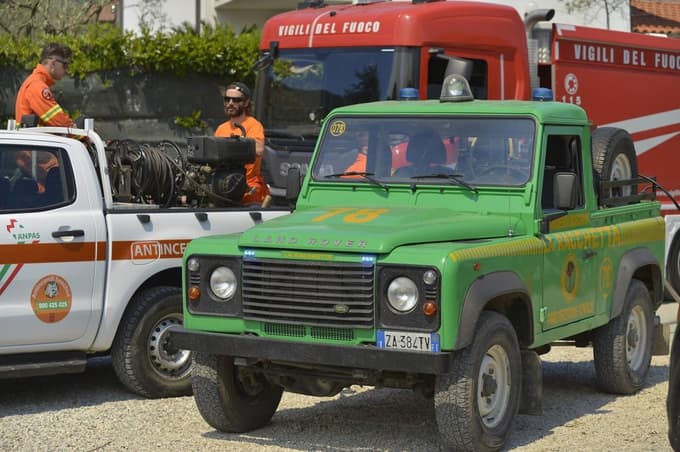 (FOTO) V Toskani zaradi obsežnega požara evakuirali več tisoč ljudi, veter še naprej podžiga plamene